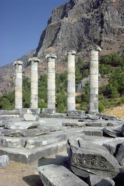 紀元前4世紀前半のアテナポリア神殿の遺跡とアクロポリスロック 作： Greek School
