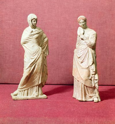 タナグラ出身の立っている女性の2つの像、紀元前350年頃 作： Greek School