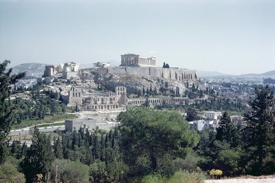 アクロポリスの西側の眺め、紀元前600年頃-紀元前450年頃 作： Greek School