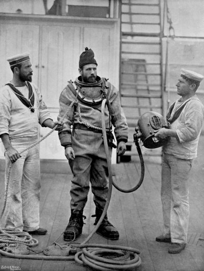 戦艦HMSキャンパーダウンのダイバードレスを着たダイバー、1896年 作： Gregory and Co
