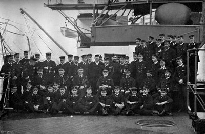 1896年、旗艦HMSマジェスティックのクォーターデッキにいるウォルターカー提督とその将校。 作： Gregory and Co