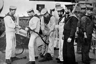 1896年に戦艦HMSマジェスティックに搭載されたロープを繋いでいる職場の青いジャケット。 作： Gregory and Co