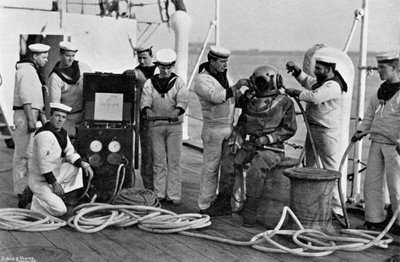 HMSブレイクに搭載されたダイバーとその器具、1896年 作： Gregory and Co