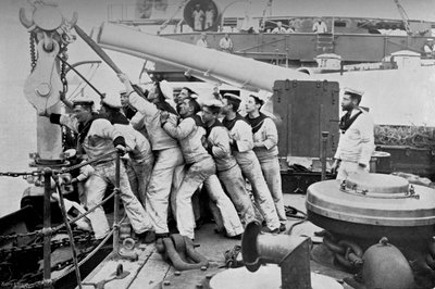 戦艦HMS Majestic、1896の予告編のアンカーを上げる 作： Gregory and Co