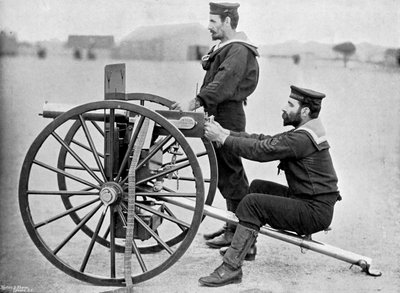 1896年、ハンプシャー、ポーツマスのクジラ島でのイギリス海軍のマキシム銃の練習。 作： Gregory and Co
