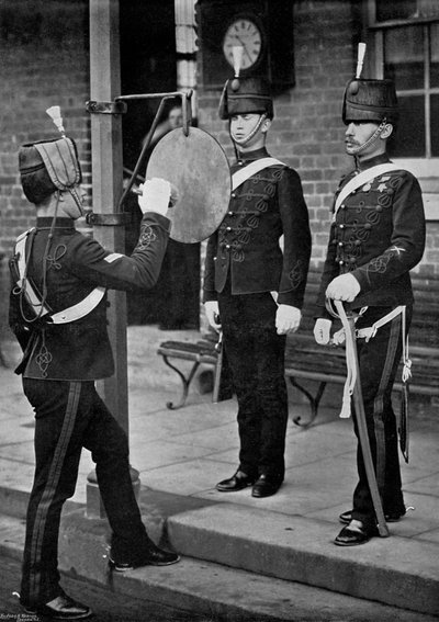 1896年、ハンプシャー、アルダーショット騎兵隊兵舎の正門でゴングを打つ 作： Gregory and Co