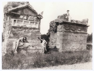 墓の中の少年たち（写真） 作： グリエルモ（1852-1930）プルショウ