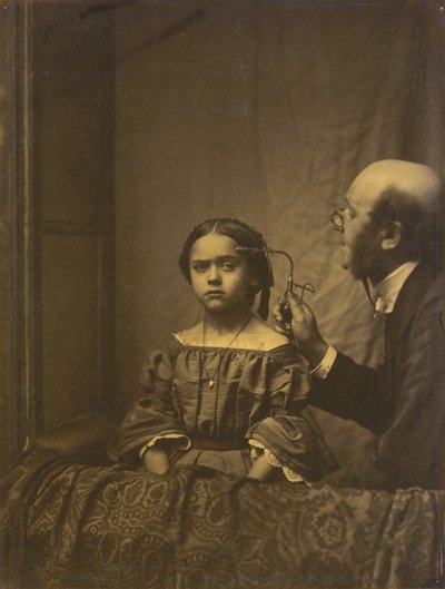 注意の筋肉 (左)。 まぶしい光による眉毛の収縮（右） 作： Guillaume Benjamin Amant Duchenne