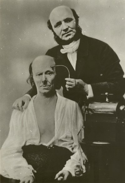 老人に電気生理装置を使うフランスの神経学者デュシェンヌ・ドゥ・ブローニュ 作： Guillaume Benjamin Armand Duchenne de Boulogne