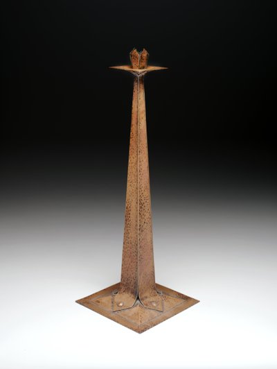 キャンドルスティック、1907年頃（銅製 作： Gustav Stickley