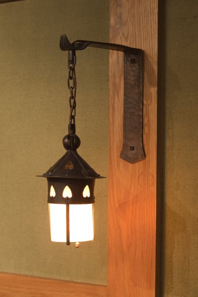 燭台のペア、c.1904-1913（銅とガラス） 作： Gustav Stickley