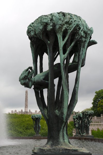 木の中の少女」（ノルウェー・オスロ、フログナー公園の彫刻）（ブロンズ 作： Gustav Vigeland
