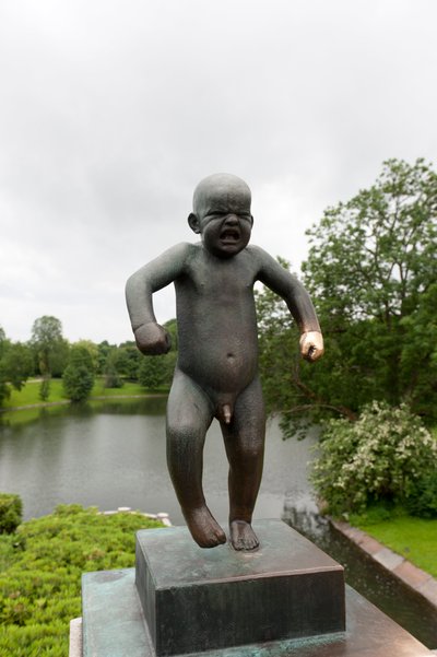 "Sinnatageen" angry boy, フログナー公園の彫刻, オスロ, ノルウェー (ブロンズ) 作： Gustav Vigeland