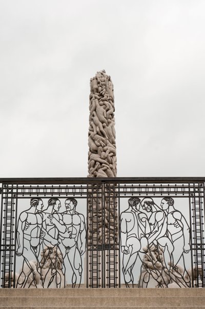 ノルウェー・オスロのフログナー公園にある鍛鉄製のゲート「Naked Men」と花崗岩製の「People Monolith」(写真) 作： Gustav Vigeland