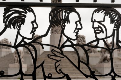 ノルウェー、オスロのフログナー公園にある裸の男たちの彫刻の錬鉄製の門(鉄) 作： Gustav Vigeland