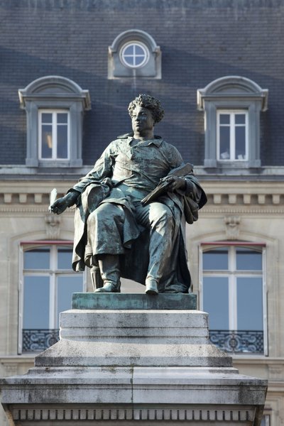 アレクサンドル・デュマ（1802-1870）の像、フランスの作家、「三銃士」や「モンテ・クリスト伯」の作者、ギュスターヴ・ドーア（1832-1883）によるブロンズ彫刻。撮影、KIM Youngtae、パリ。 作： Gustave Dore