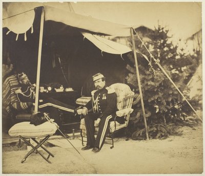 キャンプ・ド・シャロンのテントに座る将校たち 作： Gustave Le Gray