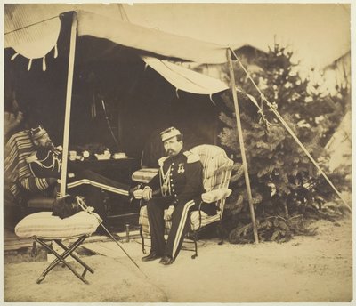 テントに座る将校たち、キャンプ・ド・シャロン、1857年。 作： Gustave Le Gray