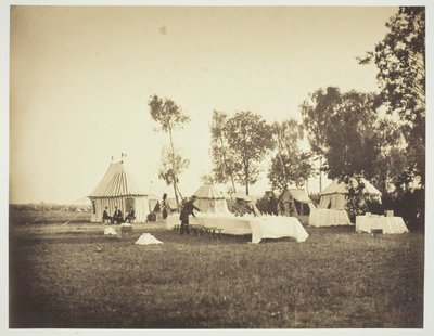 皇帝の食卓の準備、キャンプ・ド・シャロン、1857年。 作： Gustave Le Gray