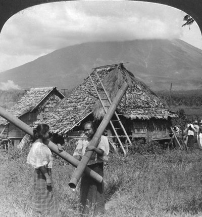 1907年にフィリピンの竹の幹から作られた水槽を持つネイティブガール 作： H. C. White