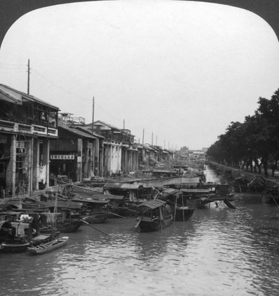 イングリッシュブリッジからの混雑した運河、カントン、中国、1901 作： H. C. White