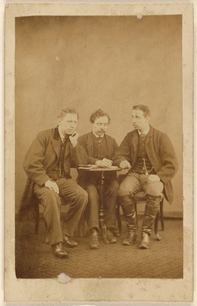 [正体不明の3人の男が座っている] 作： H. Tollerton