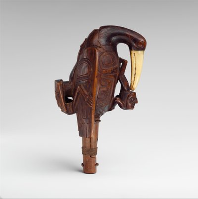 レイヴンラトル、1840年頃（木と象牙） 作： Haida