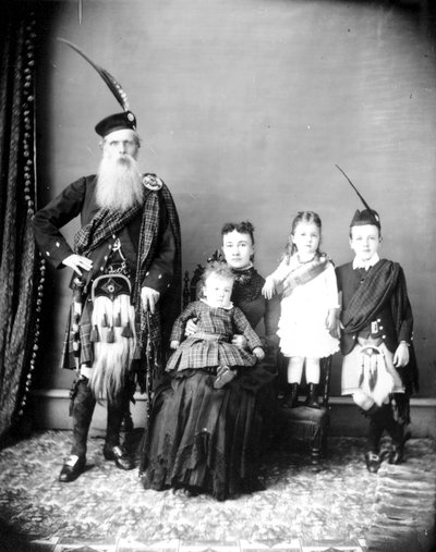 ドナルドとハリエットマッカイと家族、またはチャールズロスと妻のキャサリントマと子供たち、1885年頃（bw写真） 作： Hannah Maynard