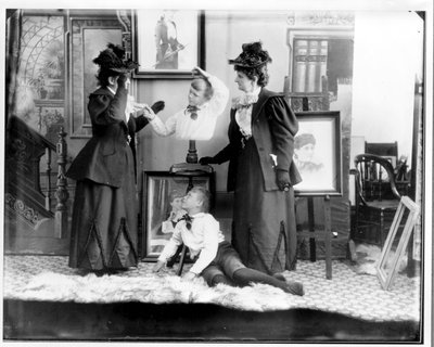 ハンナ・ハザリー・メイナードとその孫のメイナード・マクドナルドの複数回の露出、1893年頃（bw写真） 作： Hannah Maynard