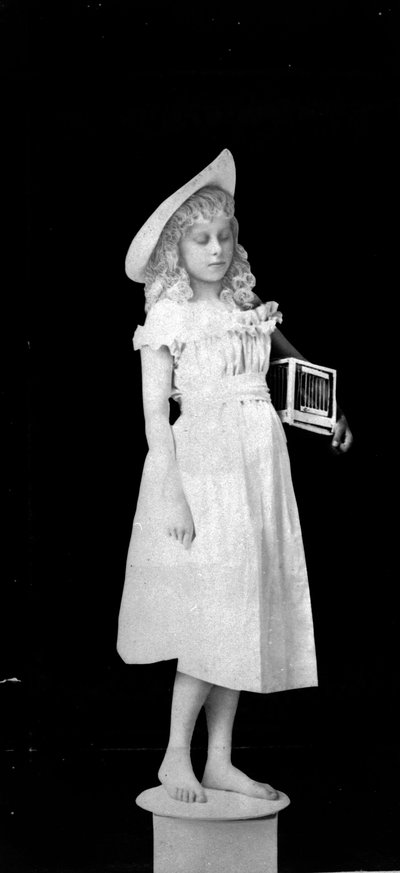 生命の法定所;鳥かごを持った少女、1890年頃（bw写真） 作： Hannah Maynard