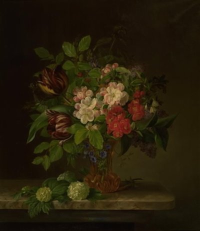 春の花が映えるグラス 作： Hanne Hellesen