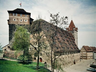 もともとは穀物店として1500年頃に建てられたMauthalleの眺め 作： Hans Beheim