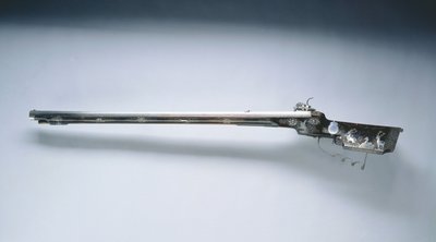 ホイールロック式猟銃 17世紀中頃（スチール、ニスを塗った木（ウォールナット）のストックに銀線とアップリケをはめ込んだ装飾 作： Hans Schmidt