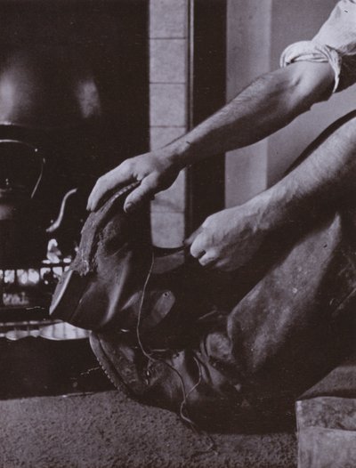 脱いだブーツ（白黒写真） 作： Harold Burdekin