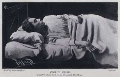 Done to Death、ニューカッスルワークハウスで死んだエリザベス・ライアン（モノクロ写真 作： Harold Hume Piffard