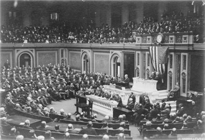 議会で演説するウッドロー・ウィルソン大統領、1917年頃（白黒写真） 作： Harris & Ewing