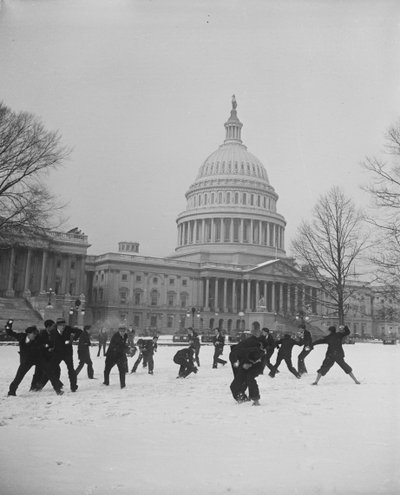 米国議会議事堂前での雪合戦、ワシントン D.C. 作： Harris & Ewing