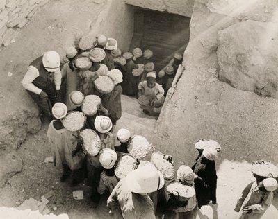 王家の谷、ツタンカーメンの墓を閉じる、1923年2月（ゼラチンシルバープリント） 作： Harry Burton