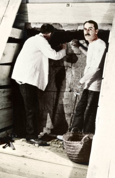 ハワードカーターと同僚、エジプトの王家の谷で墓を発掘、1922年 作： Harry Burton