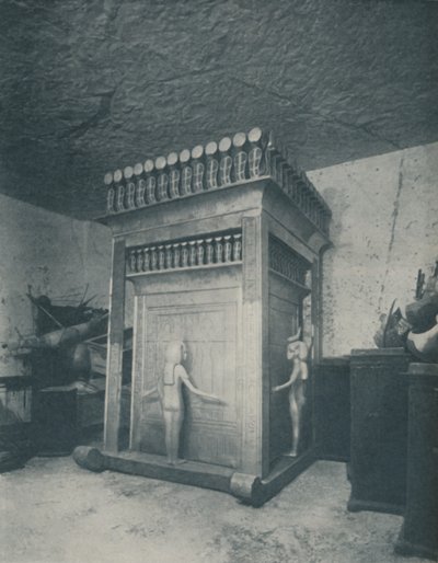 金でキラキラと輝く彫刻が施された天蓋の神社、c1935 作： Harry Burton