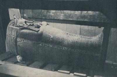 黄金の棺のトリプルネストで貧しい人間の粘土を保護、c1935 作： Harry Burton