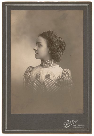 グレース・ヒューズ（1900年頃1900年（写真） 作： ハリー・レンフィールド・パーキンス