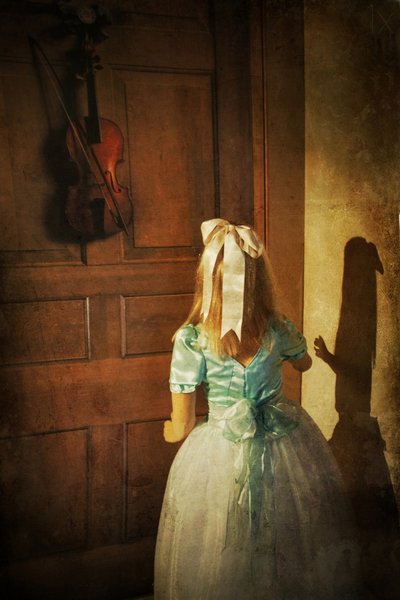 小さな女の子の玄関 作： 