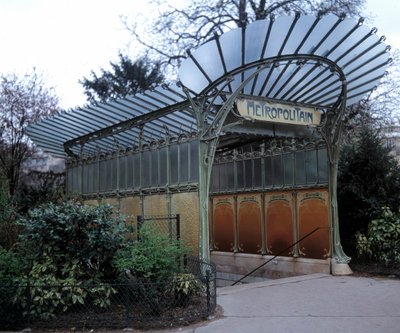 ヘクトール・ギマール（1867-1942）が制作したパリの地下鉄駅の口。20世紀 作： Hector Guimard