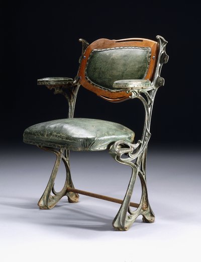 パリ、アンベール・ド・ロマンス・コンサートホールのためにデザインされた鉄と木の椅子 作： Hector Guimard