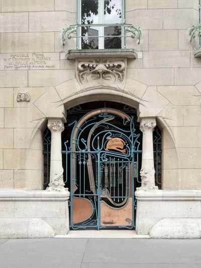 1895年から1898年にかけてパリ16区に建設されたベランジェ城の入口扉（写真）。 作： Hector Guimard