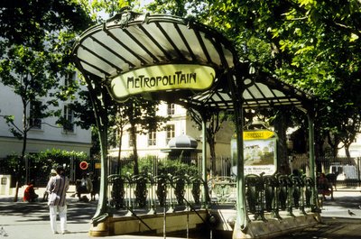 フランス・パリの地下鉄Abbesses駅 作： Hector Guimard
