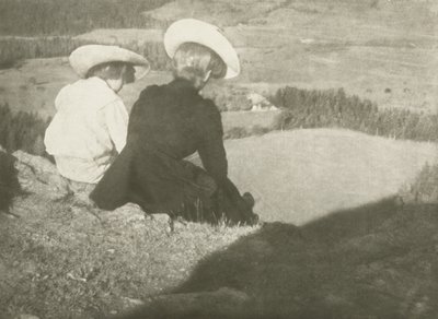 ビルギッツの畑（ハンスとメアリーが座っている）、1908年頃（重クロム酸ゴムのプリント） 作： Heinrich Kuhn