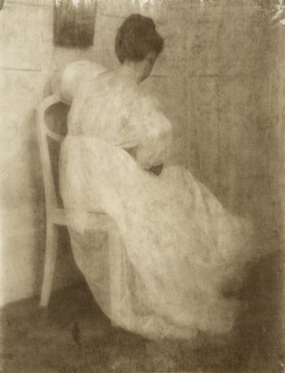白い椅子にメアリーワーナー、1910年頃（プラチナプリント上の重クロム酸ゴム） 作： Heinrich Kuhn