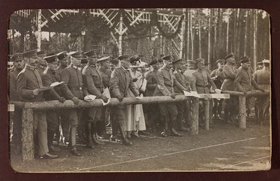 第一次世界大戦：「1914年から1916年にかけてのドイツ軍侵攻時のウクライナ。兵士の集団（モノクロ写真 作： Heldenfriedhof Dsessentniki (attr. to)